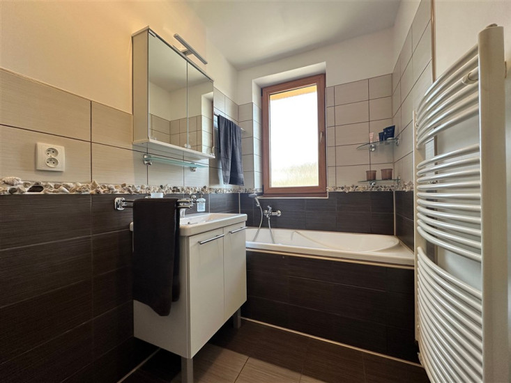 Pronájem bytu 2+1 (54 m2) s balkonem, zahradou a garáží, Vítězství, Děčín XXXIII - Nebočady